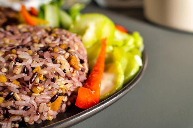 糖尿病不能吃鸡蛋？内分泌科主任：不想血糖飙升，少吃这几种主食