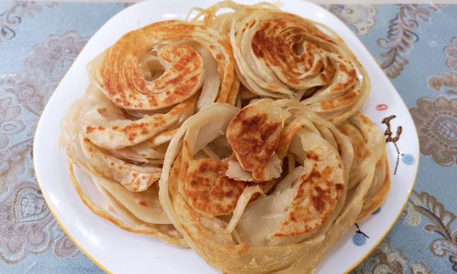 烙油饼， 烫面和凉水和面都是外行，教你正确做法，柔软劲道又多层