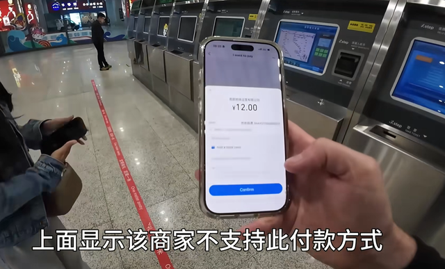 爱尔兰情侣带着偏见来中国旅游，结果不到二十四小时就被打脸三次