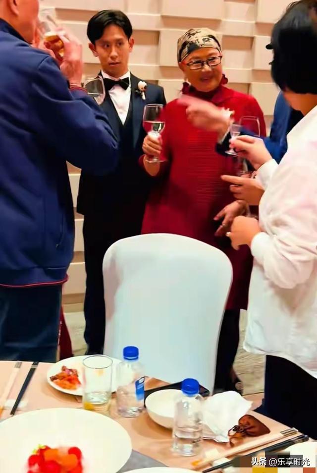 刘欢女儿在重庆举行婚礼！桌上摆了茅台，刘欢哭了，不舍女儿出嫁