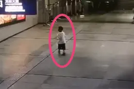 姐弟三人在商业街上走散，民警紧急助他们团圆图片