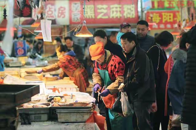 帐篷新时尚，旅游逛菜场，年轻人为何突然热恋于人间烟火的浪漫？