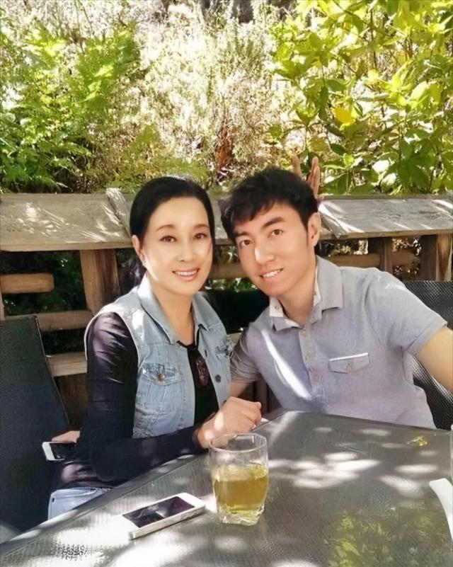 钱再多有什么用75岁刘晓庆摔断左臂,拒绝休养只因无儿无女