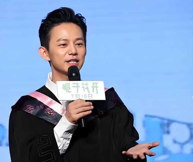 事实证明，无妻无子、身价过亿、做了51年老好人的何炅，才最凉薄