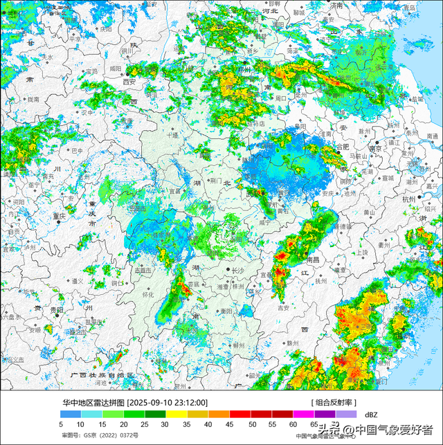 许昌暴雨积水到大腿车被浸泡