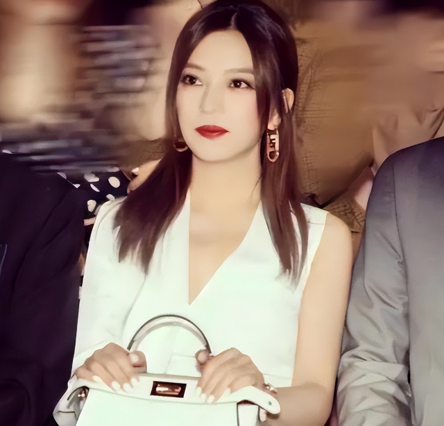 封杀四年，49岁赵薇突传消息，因胃癌去世传闻5个月前就真相大白