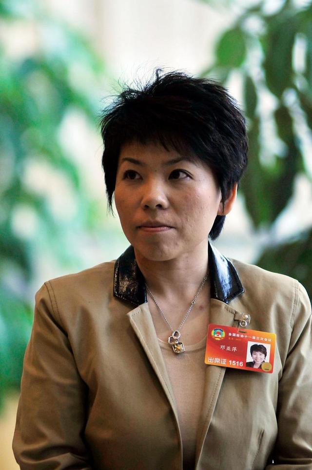 败光20亿、国籍问题、向洋人下跪，邓亚萍身上的标签到底是真是假