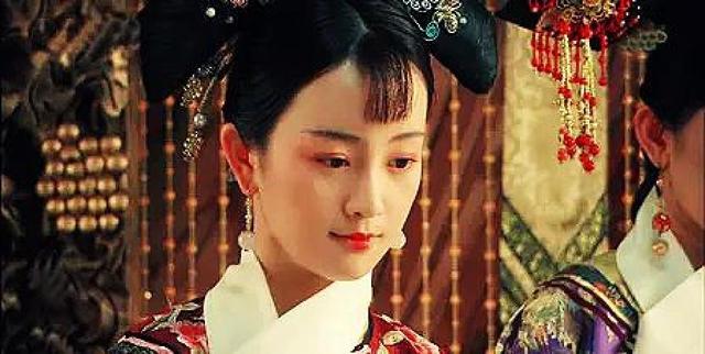 1894年，18岁的珍妃得罪慈禧，被强行扒掉裤子，太监们一拥而上