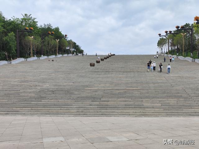 爬览山公园，只看到若隐若现的贺兰山