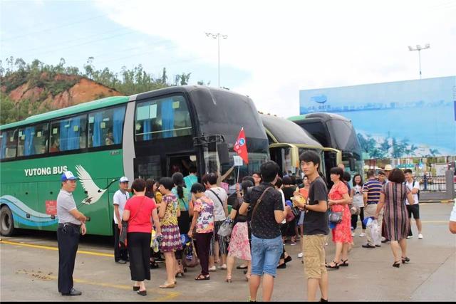 后续！129人云南游被甩服务区，知情人曝真相，难怪司机如此嚣张