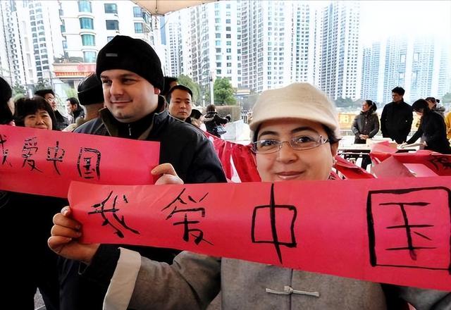 中国又一城市被“挤爆”，37万外国朋友赖着不走，目的却不是旅游？