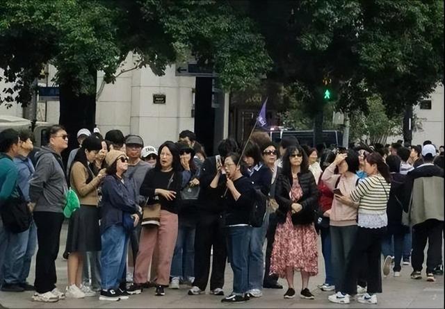 免签浪潮持续火热，韩国游客扎堆到上海，餐厅免费西瓜被吃的精光