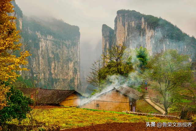 徒步三峡：霜叶漫山处，一步一千年