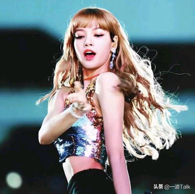 Lisa和继父亲密互动惹争议，二人合影没分寸，继父手搭女儿屁股上