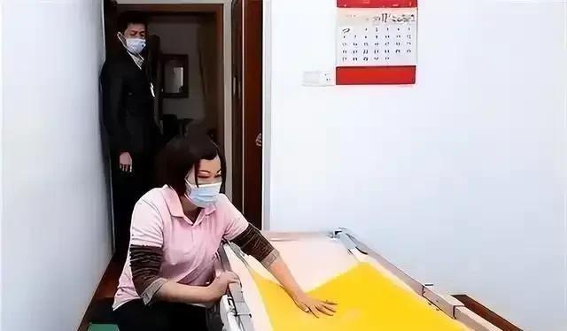 陕西女子专为老人提供服务，500元一次，常抱怨：身上全是烂疮