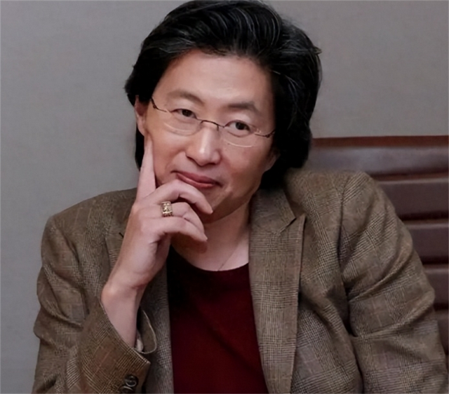 她是美科学院院长，担任美尖端芯片公司CEO，却顶风为中国造芯片