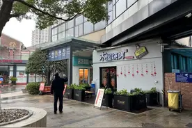 商业广场惊现玻璃连廊，彭浦拆除178平方米违建连廊图片