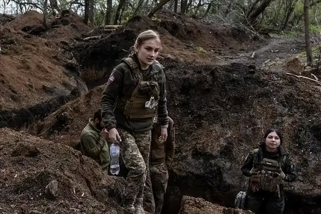 战火中的乌克兰女性！筹款参军两不误	，家国责任一肩挑