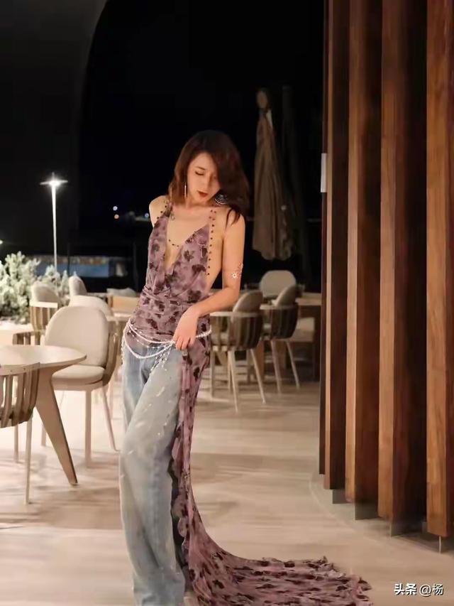 39岁许婧与外籍男友在沙特庆生，两人大秀恩爱照和健美身材！