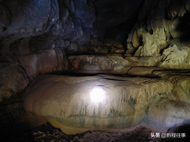 探险贵州深山原始溶洞，遇见一个躲匪洞、一座红军坟