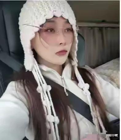 帮过无数卡友	，却救不了自己！网红女司机永远停在新疆风雪中…