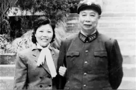 这位上将晚年再婚，娶相差四十多岁的女人，老夫少妻遭到不少非议图片