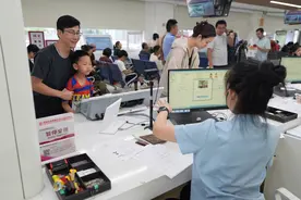 学生办理出入境证件高峰期到来，北京警方开设学生夜间办证专场图片