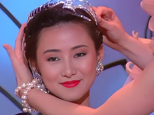 她出身清华大学，因拍三级片与父母决裂，如今再不让女儿进娱乐圈