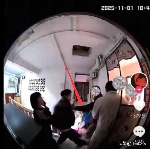 上海殴打邻居的一家人已“社会性死亡”：名声臭了，也摊上事儿了