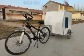 真正的低成本旅行工具，自行车拖挂房车登场，单车牵引床车自驾游图片