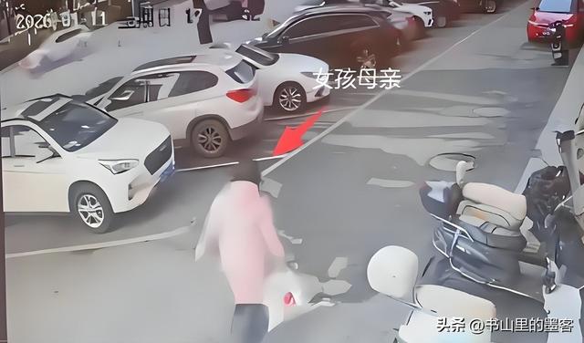 女孩追母身亡后续：舅舅透露内情，孩子父亲只顾领赔偿，不见悲伤