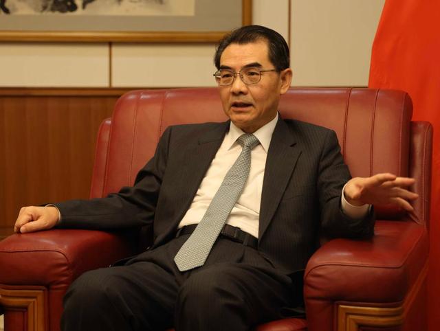 日本反击正式开始，中方12字严正回应，关键时刻	，特朗普却摊牌了