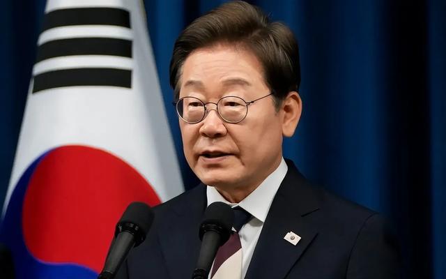 100%关税落地，川普推“穷台”政策，大陆可跟进，联手收拾民进党