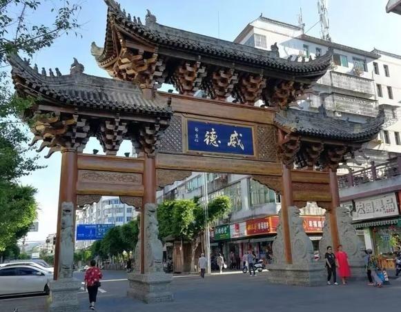 假设有一天四川阆中古城旅游文化，在景区携刻蒙家三将名字有讲究