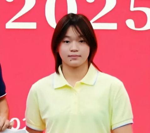 直到张家齐自曝控制体重方法，我才明白，全红婵的处境有多艰难