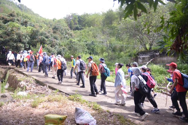 福建龙岩徒友为广东梅州助力，200多人同登旗山，进防空洞探秘