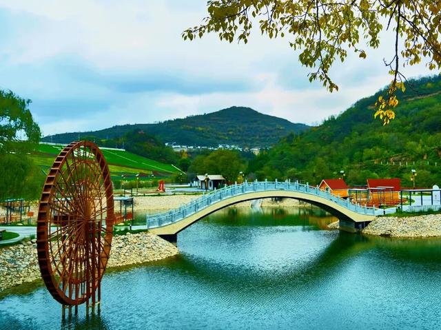 秦人故里，一湖秋色。