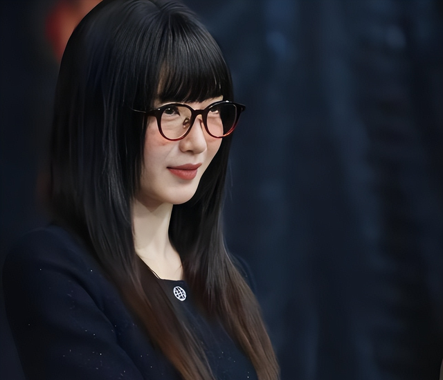 比整容还离谱！39岁江疏影现身活动，脸僵似硅胶，造型丑到认不出