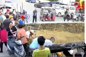 重庆一女子骑电动车像开飞机，高速冲进坑里，被救走时无意识图片