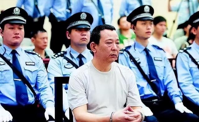 30万买女明星初夜，一顿饭花百万，地下皇刘汉才是真正的“狂飙”