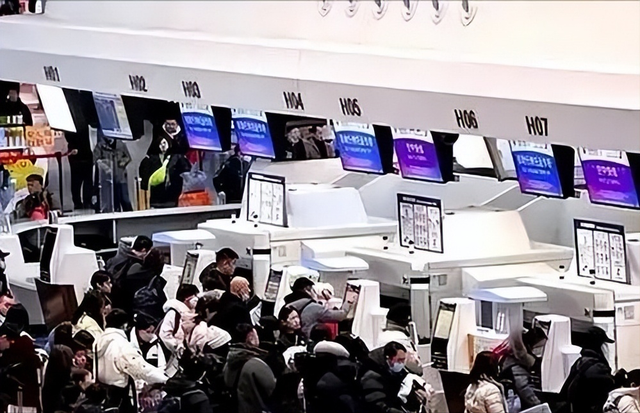 中日2200个航班被叫停，高市早苗未料到，中国尚有后续举措