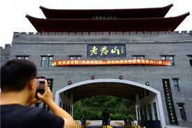 河南洛阳：丰收节老君山推出“玉米穗门票” 农民可凭一穗玉米抵百元门票图片