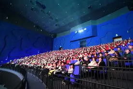 全国最大IMAX 银幕开幕即损毁？影院经理：触摸影响放映效果图片