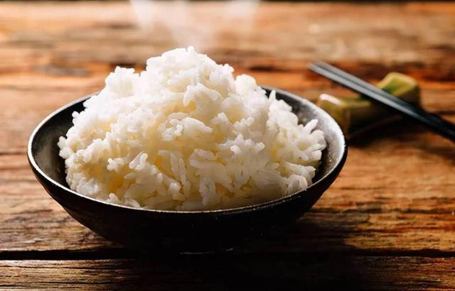 糖尿病不能吃米饭？英国专家：不想血糖飙升，少吃这5种食物