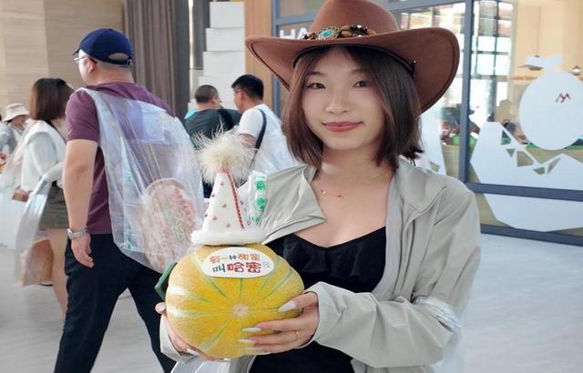 天山脚下“瓜”分天下丨巴里坤机场首航，“甜蜜”即刻起飞