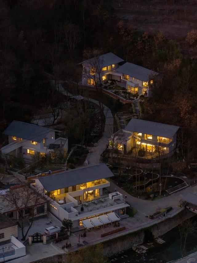 推窗见山，住进风景里，六家秋日必睡美宿