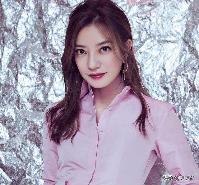 拔出萝卜带出泥！49岁赵薇近况被曝，原来圈内封杀只是冰山一角