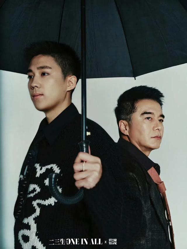 许何弯着腰抱着何晴遗像，背影很难过，许亚军没来给何晴撑伞！