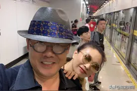 57岁周立波现状：头发稀疏身体暴瘦，定居美国和富豪妻子低调生活图片