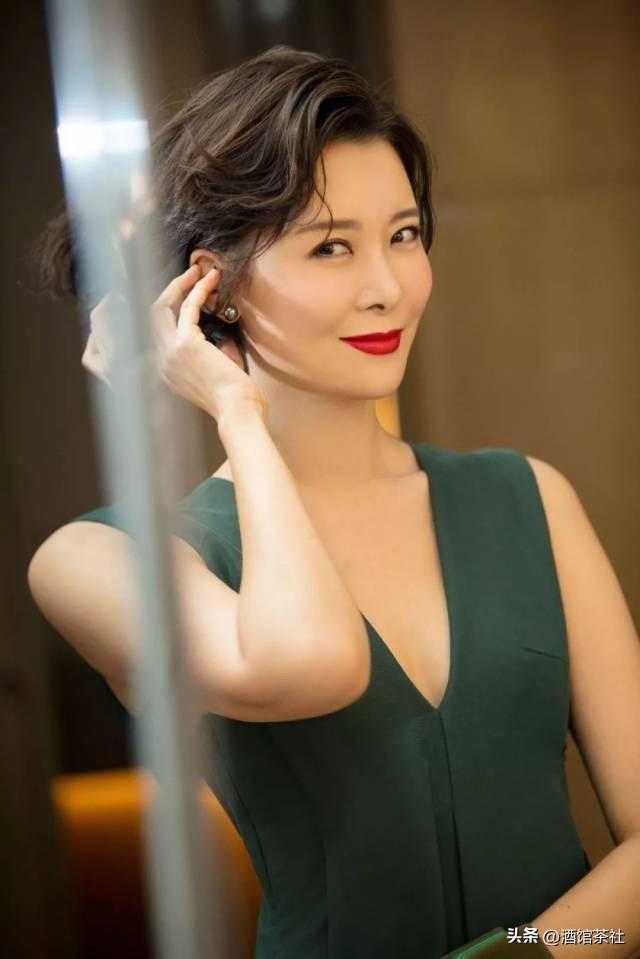 爷爷开国上将，爸爸副参谋长，家世显赫的她53岁却没生下一儿半女